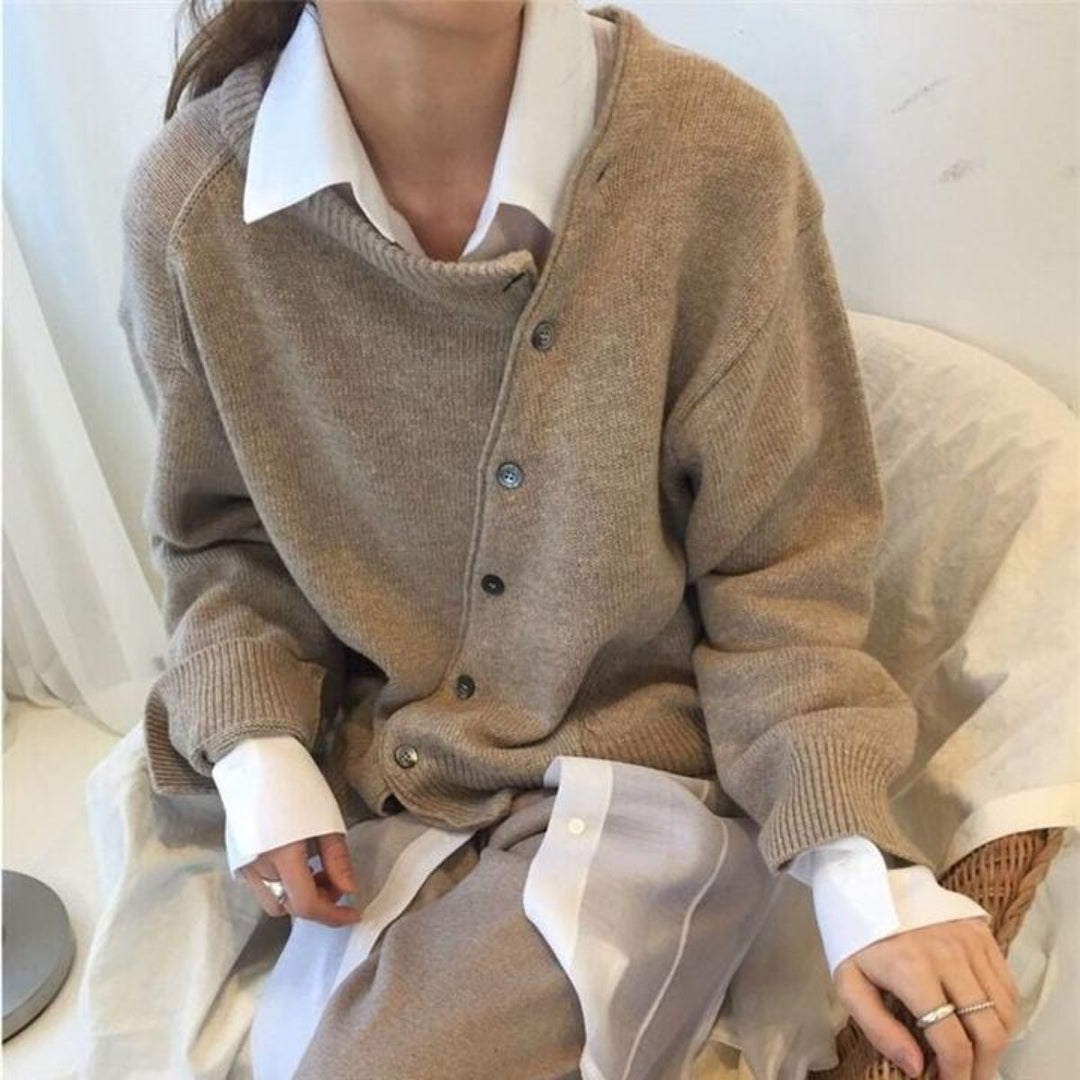 Damen-Strickjacke mit asymmetrischer Knopfleiste und Rippbündchen