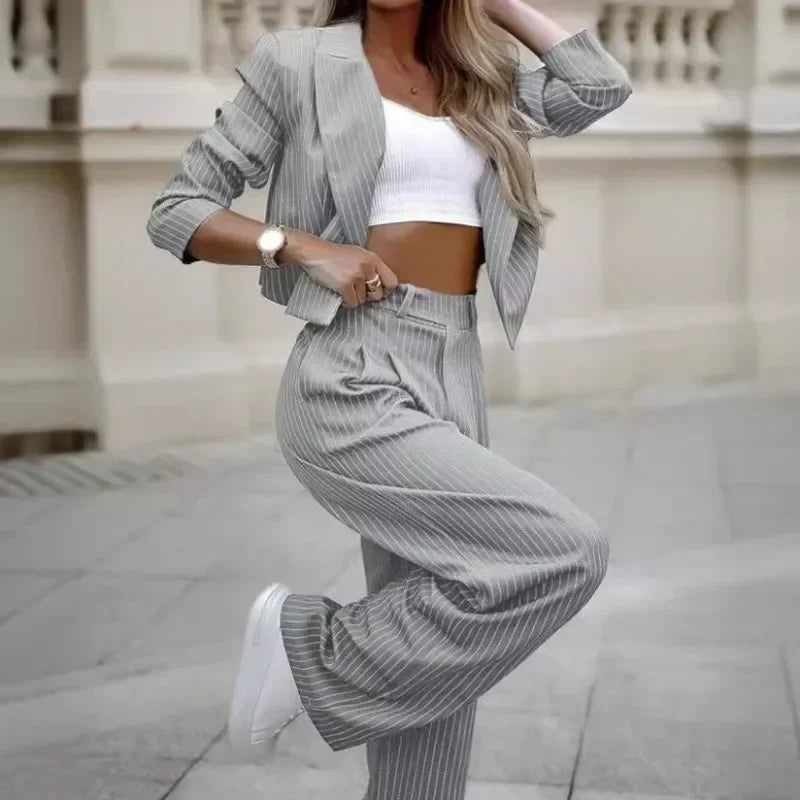 Damen Zweiteiler-Set mit Cropped Blazer und Nadelstreifenhose