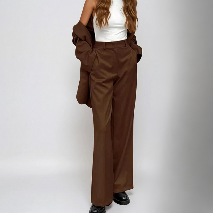 Damenhose hochtailliert mit weitem Bein und seitlichen Taschen