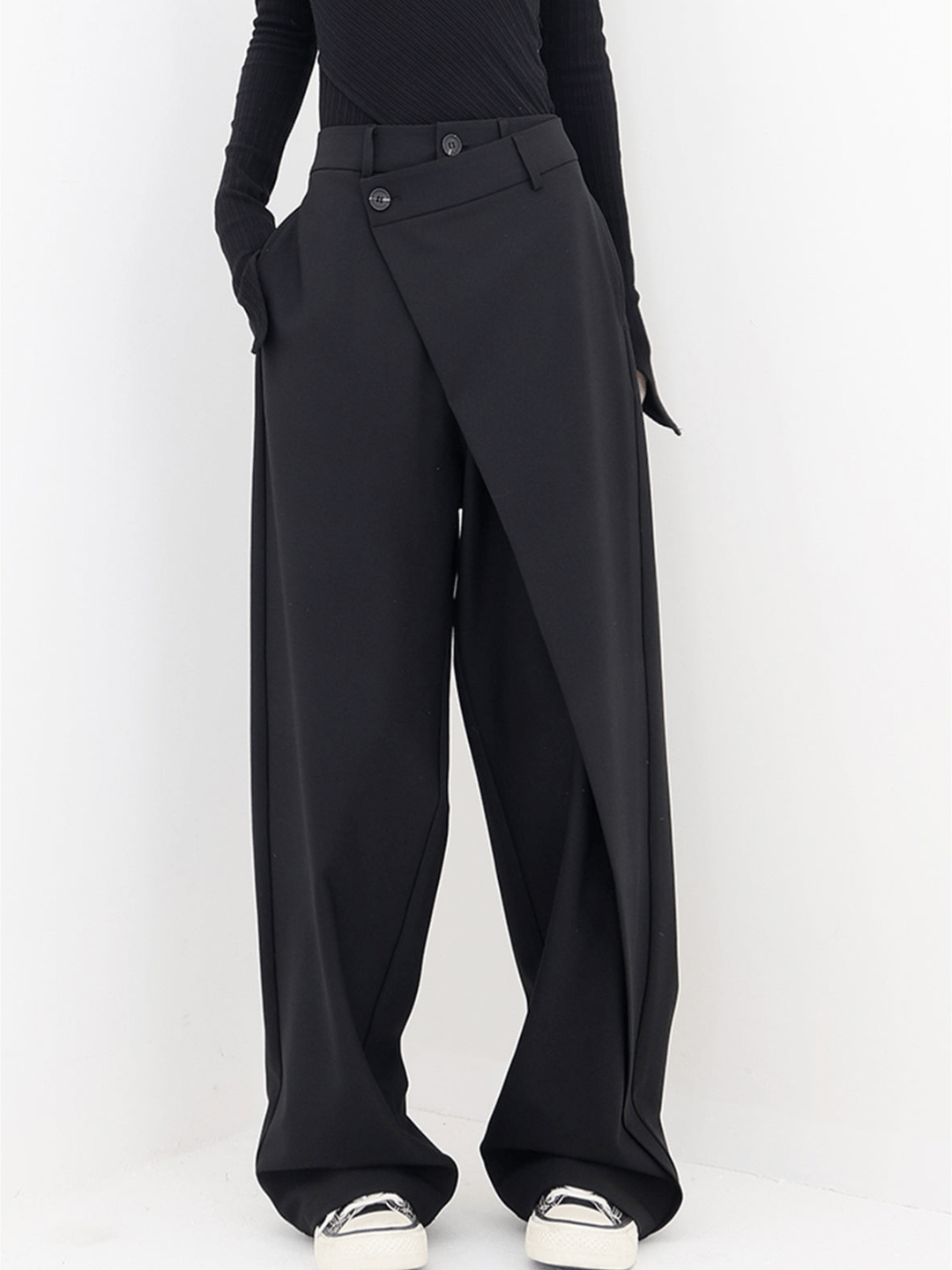 Damenhose mit asymmetrischem Bund und weiten Beinen