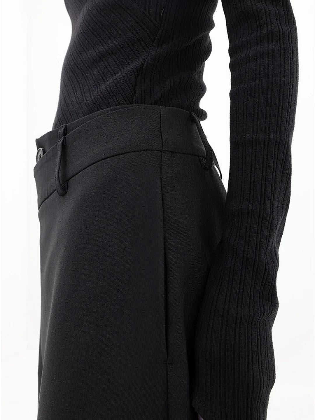 Damenhose mit asymmetrischem Bund und weiten Beinen