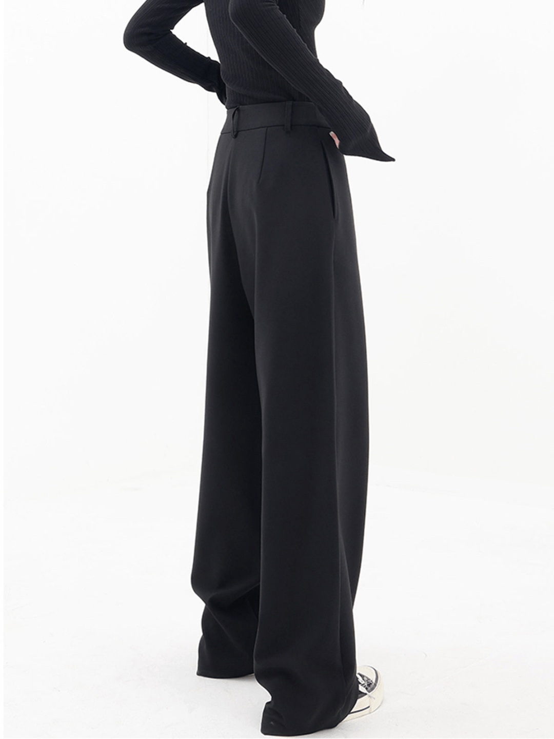 Damenhose mit asymmetrischem Bund und weiten Beinen