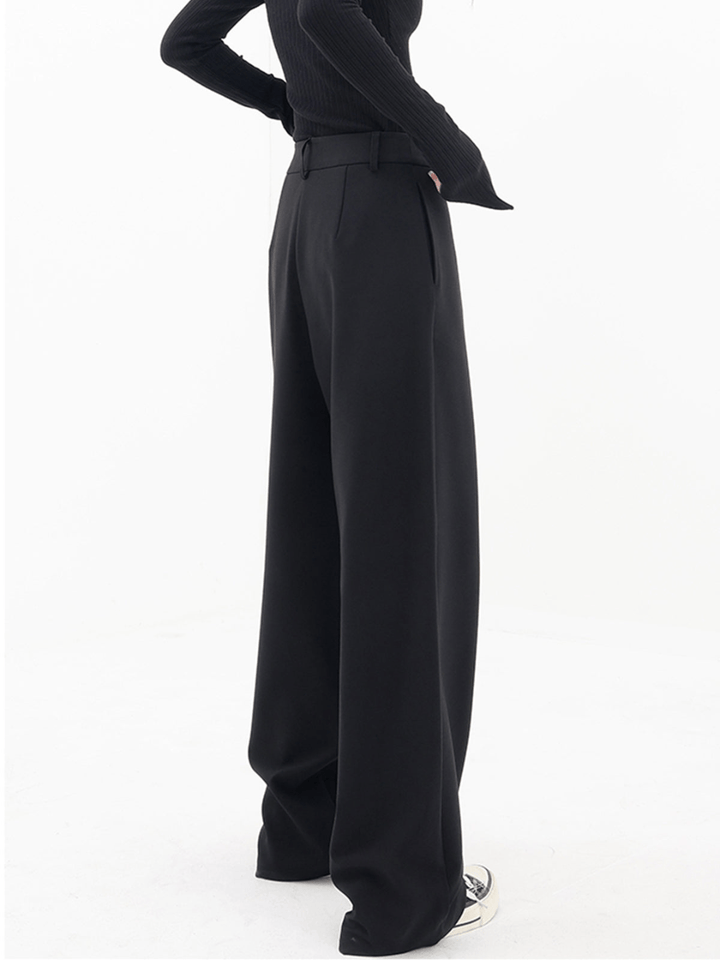 Damenhose mit asymmetrischem Bund und weiten Beinen