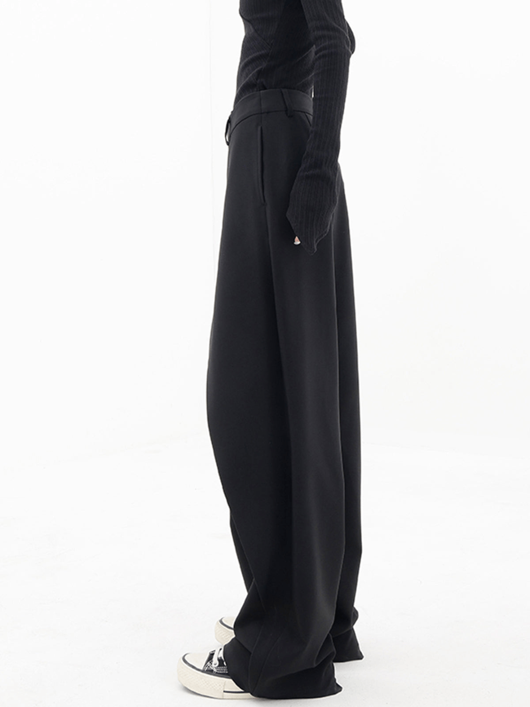 Damenhose mit asymmetrischem Bund und weiten Beinen