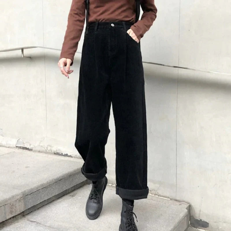 Damenhose mit Gürtelschlaufen und seitlichen Eingrifftaschen
