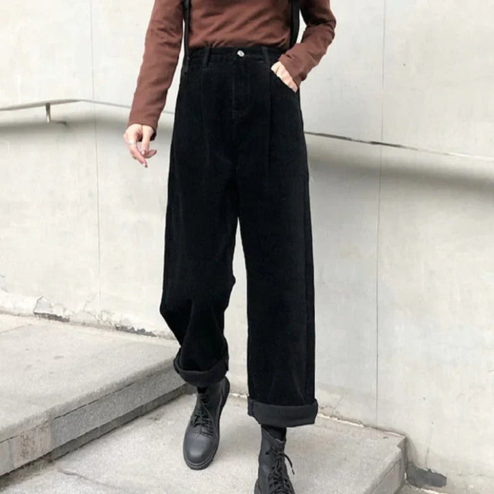 Damenhose mit Gürtelschlaufen und seitlichen Eingrifftaschen