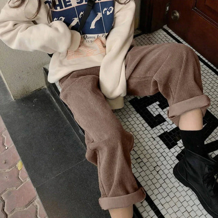 Damenhose mit Gürtelschlaufen und seitlichen Eingrifftaschen