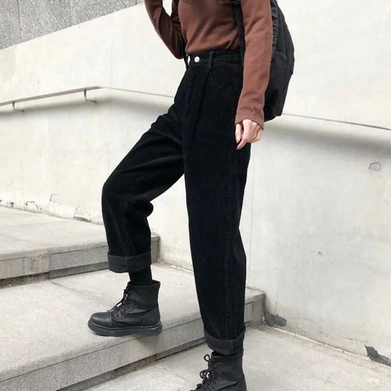Damenhose mit Gürtelschlaufen und seitlichen Eingrifftaschen