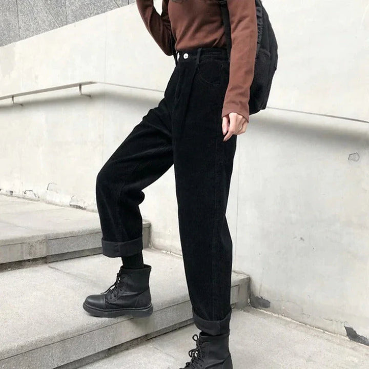 Damenhose mit Gürtelschlaufen und seitlichen Eingrifftaschen