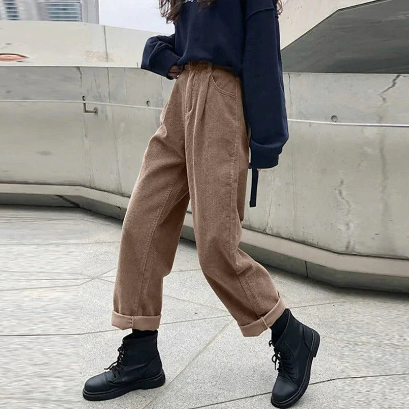 Damenhose mit Gürtelschlaufen und seitlichen Eingrifftaschen