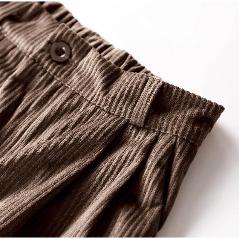 Damenhose mit Gürtelschlaufen und seitlichen Eingrifftaschen