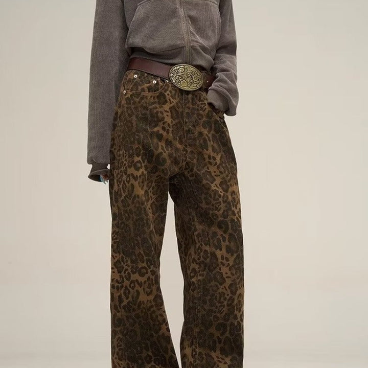 Damenhose mit Gürtelschlaufen und Allover-Leopardmuster