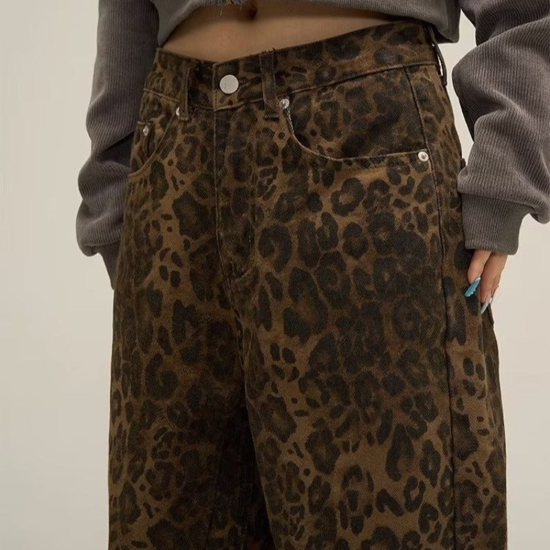 Damenhose mit Gürtelschlaufen und Allover-Leopardmuster