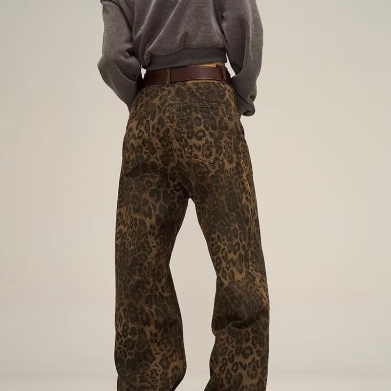 Damenhose mit Gürtelschlaufen und Allover-Leopardmuster