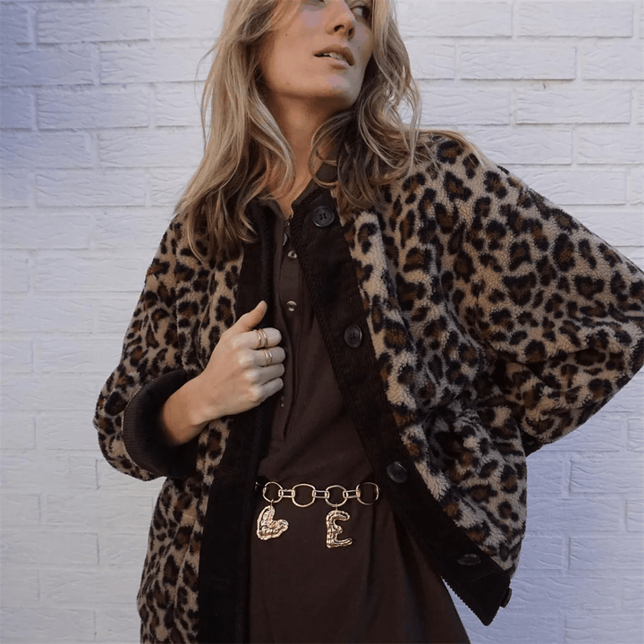 Damenjacke mit Knopfleiste und aufgesetzten Taschen