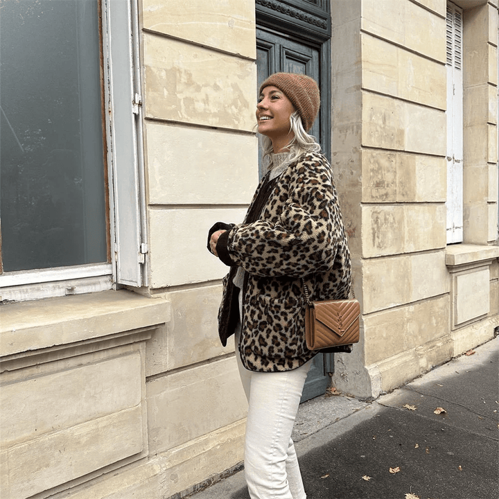Damenjacke mit Knopfleiste und aufgesetzten Taschen