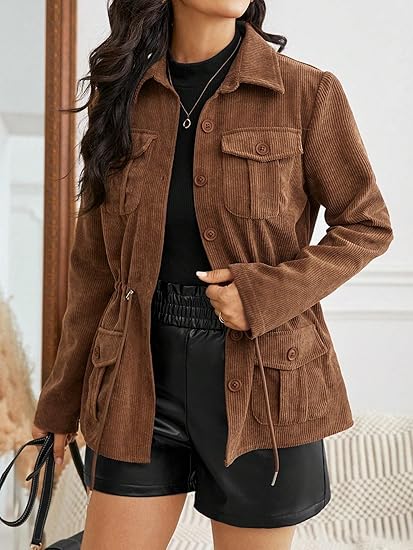 Damenjacke mit Knopfleiste und Tunnelzug sowie Brusttaschen