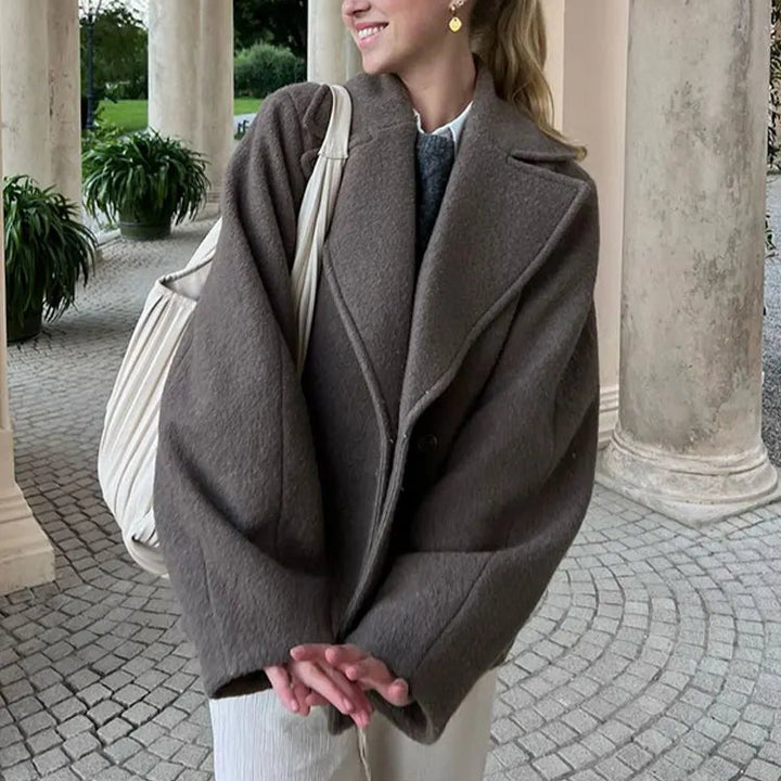 Damenjacke mit Reverskragen und zwei Leistentaschen