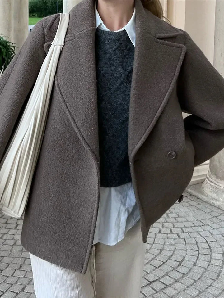 Damenjacke mit Reverskragen und zwei Leistentaschen