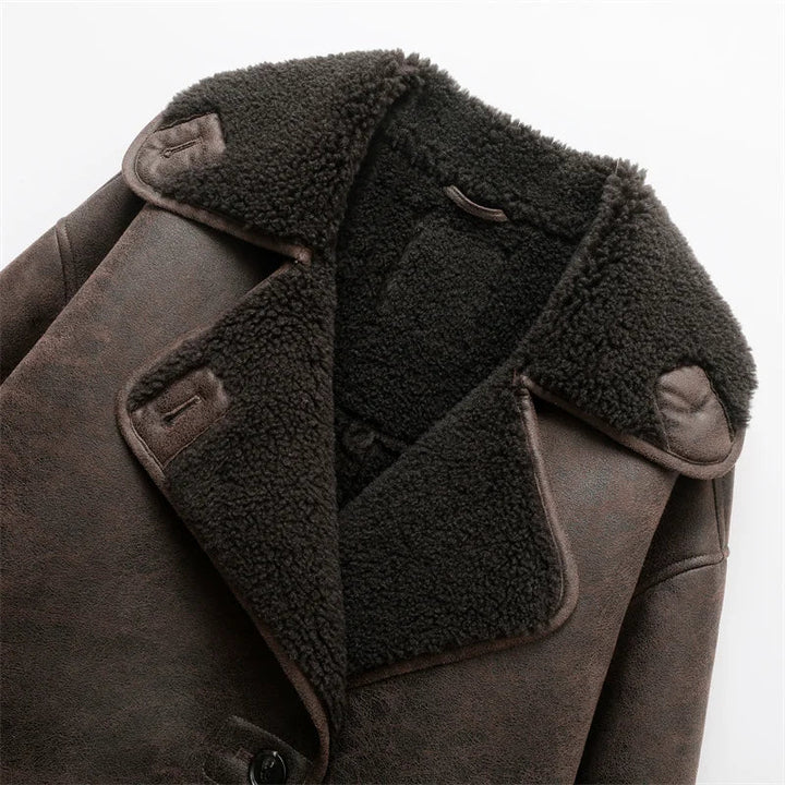 Damenjacke mit Umlegekragen und versetzter Knopfleiste