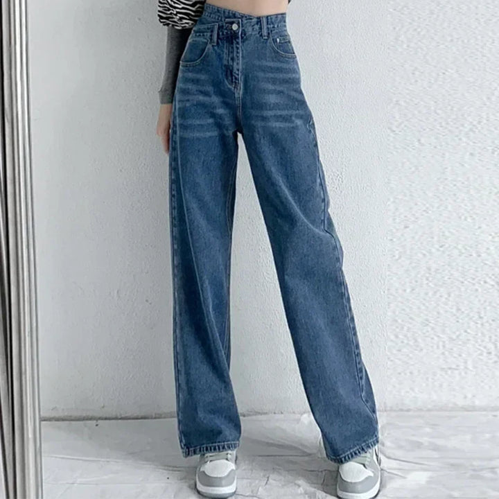 Damenjeans mit asymmetrischem Bund und geradem weitem Bein