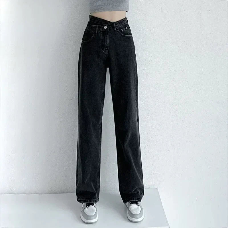 Damenjeans mit asymmetrischem Bund und geradem weitem Bein