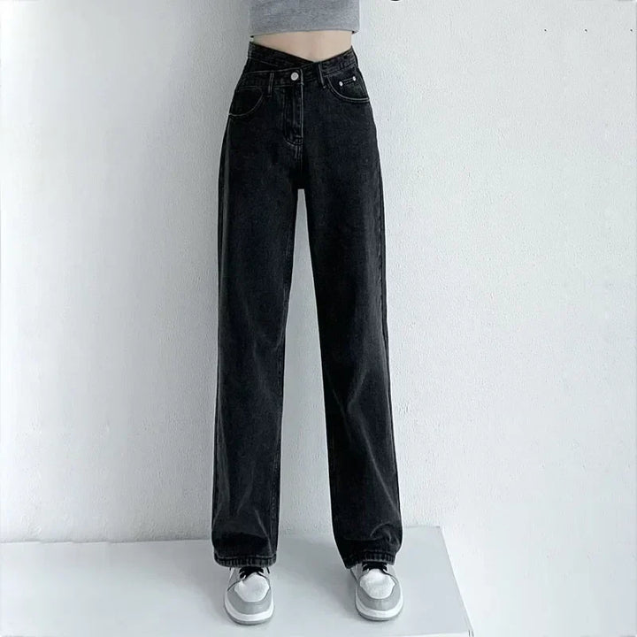 Damenjeans mit asymmetrischem Bund und geradem weitem Bein