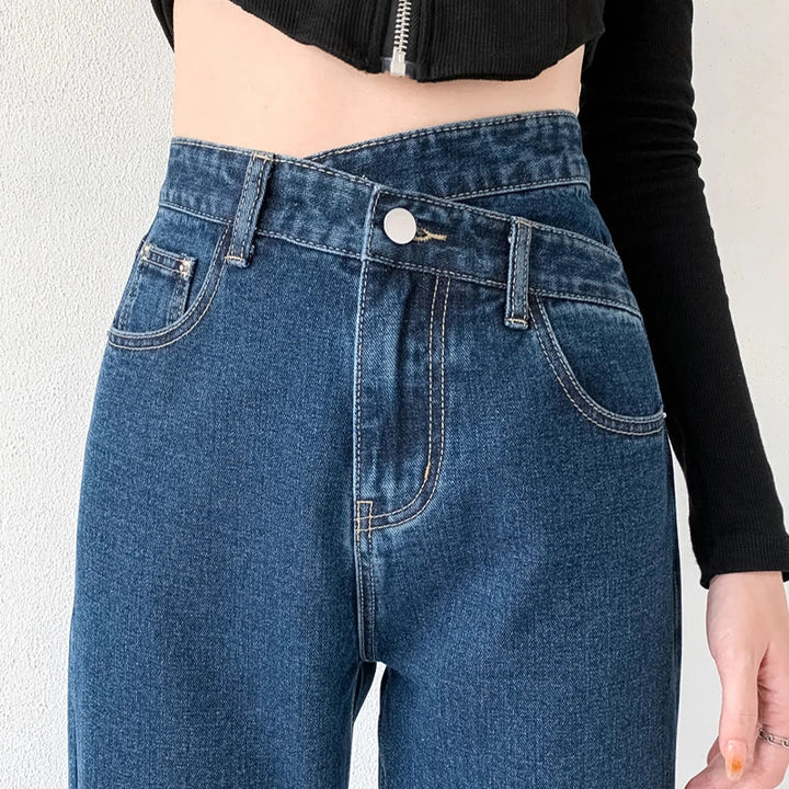 Damenjeans mit asymmetrischem Bund und geradem weitem Bein