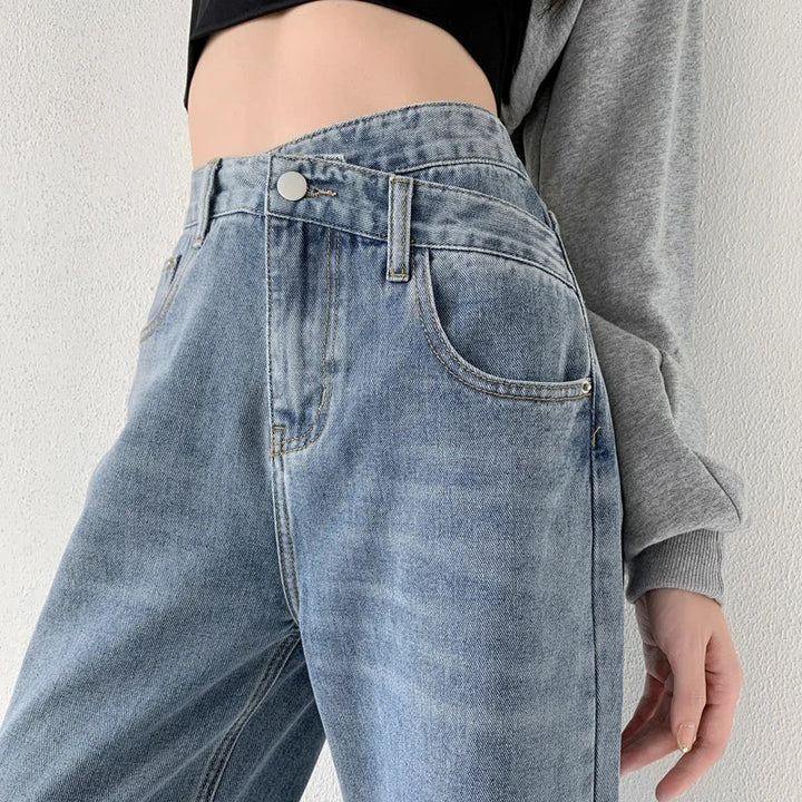 Damenjeans mit asymmetrischem Bund und geradem weitem Bein
