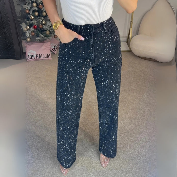 Damenjeans mit Fünf-Pocket-Design und punktförmigen Verzierungen