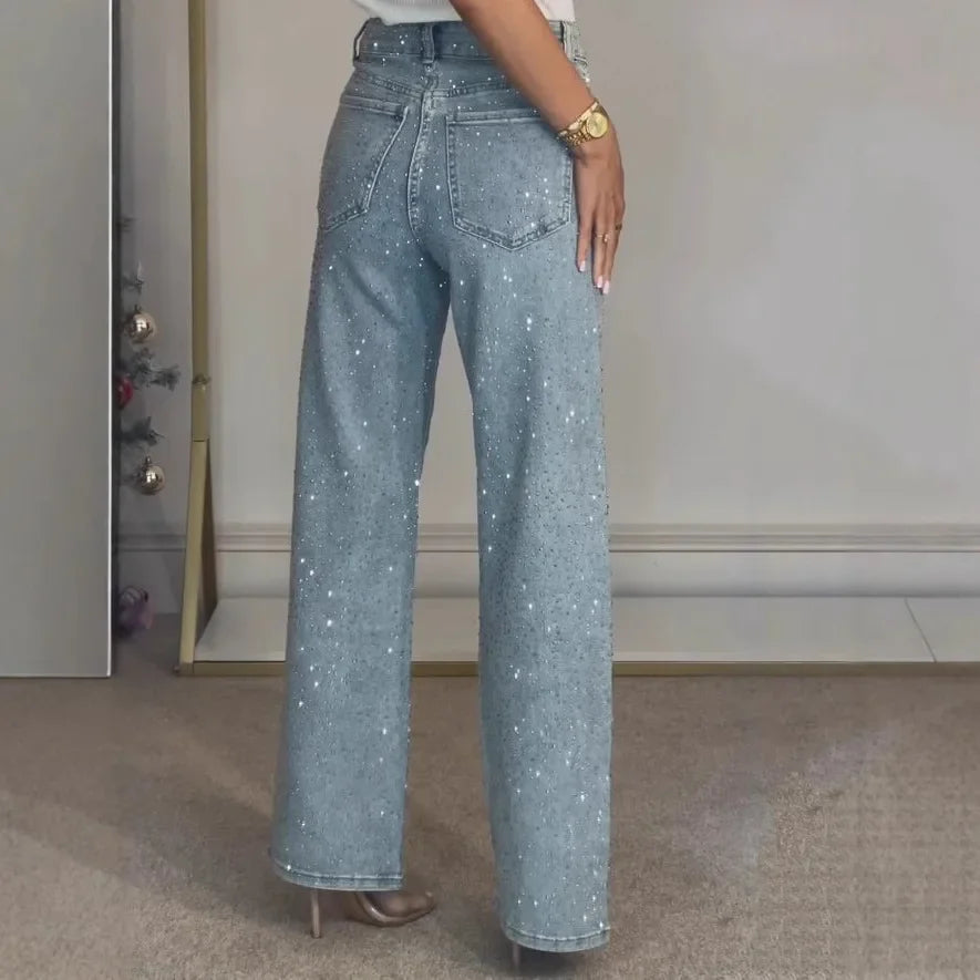 Damenjeans mit Fünf-Pocket-Design und punktförmigen Verzierungen