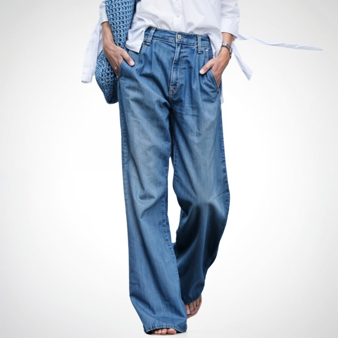 Frau trägt weit geschnittene blaue Damenjeans.