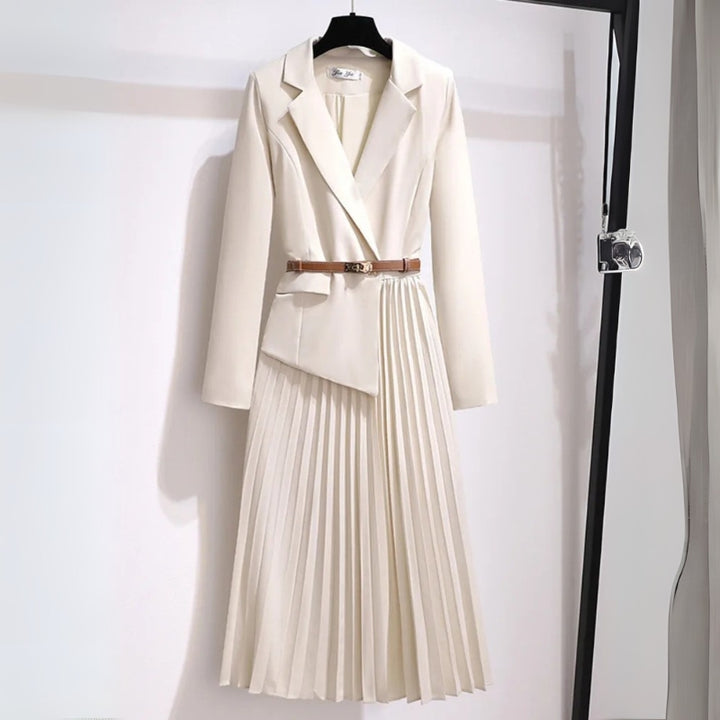 Damenkleid mit Reverskragen und Gürtel sowie plissiertem Rockteil