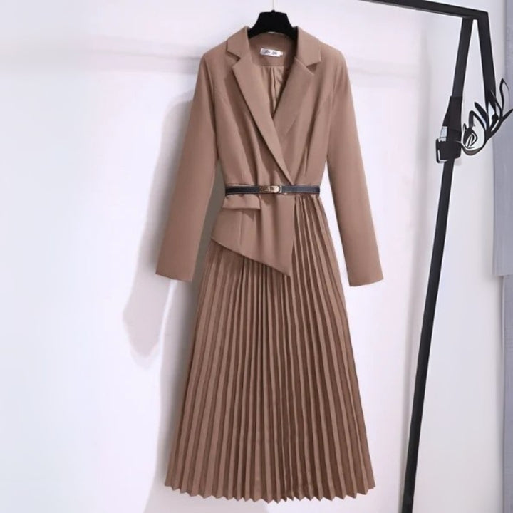 Damenkleid mit Reverskragen und Gürtel sowie plissiertem Rockteil