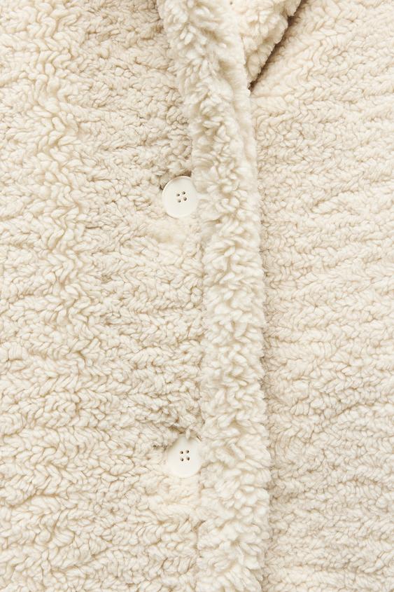 Damenmantel aus Teddyfell mit Reverskragen und durchgehender Knopfleiste