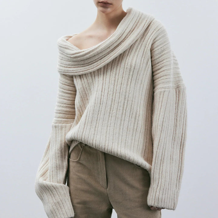 Damenpullover mit umgeschlagenem Kragen und Rippstrick