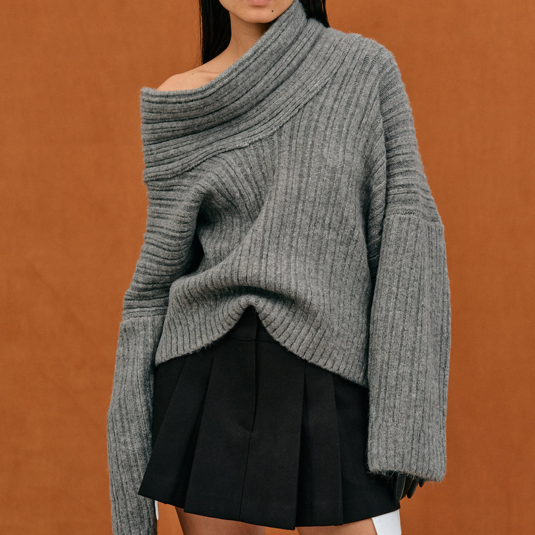 Damenpullover mit umgeschlagenem Kragen und Rippstrick