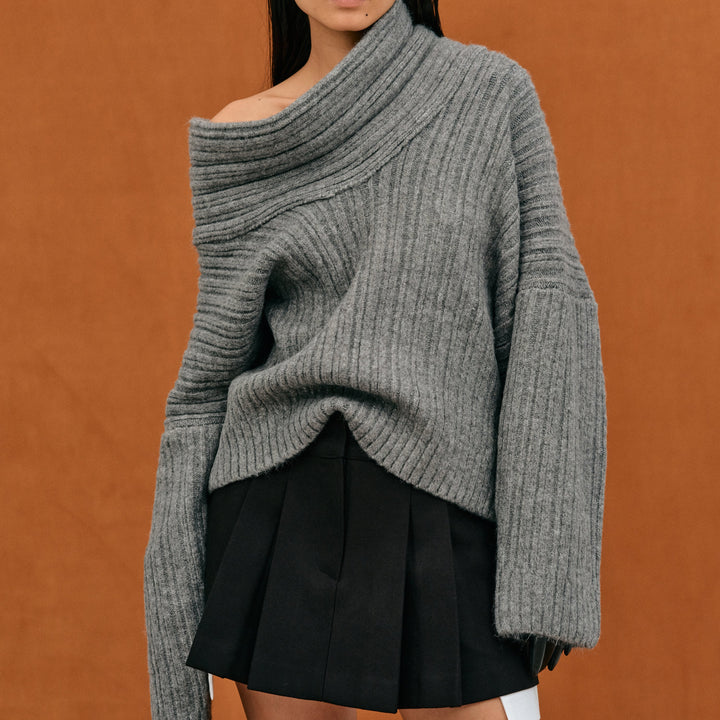 Damenpullover mit umgeschlagenem Kragen und Rippstrick