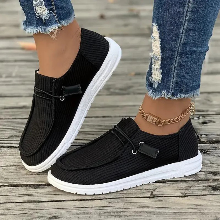 Damenschuhe mit runder Mokassin-Form und Schnürung vorn
