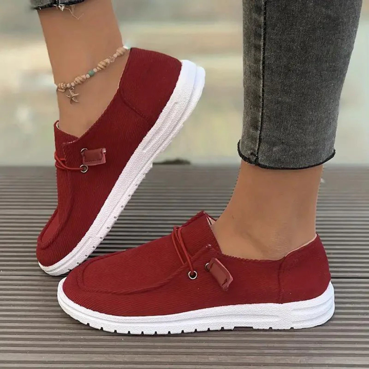 Damenschuhe mit runder Mokassin-Form und Schnürung vorn