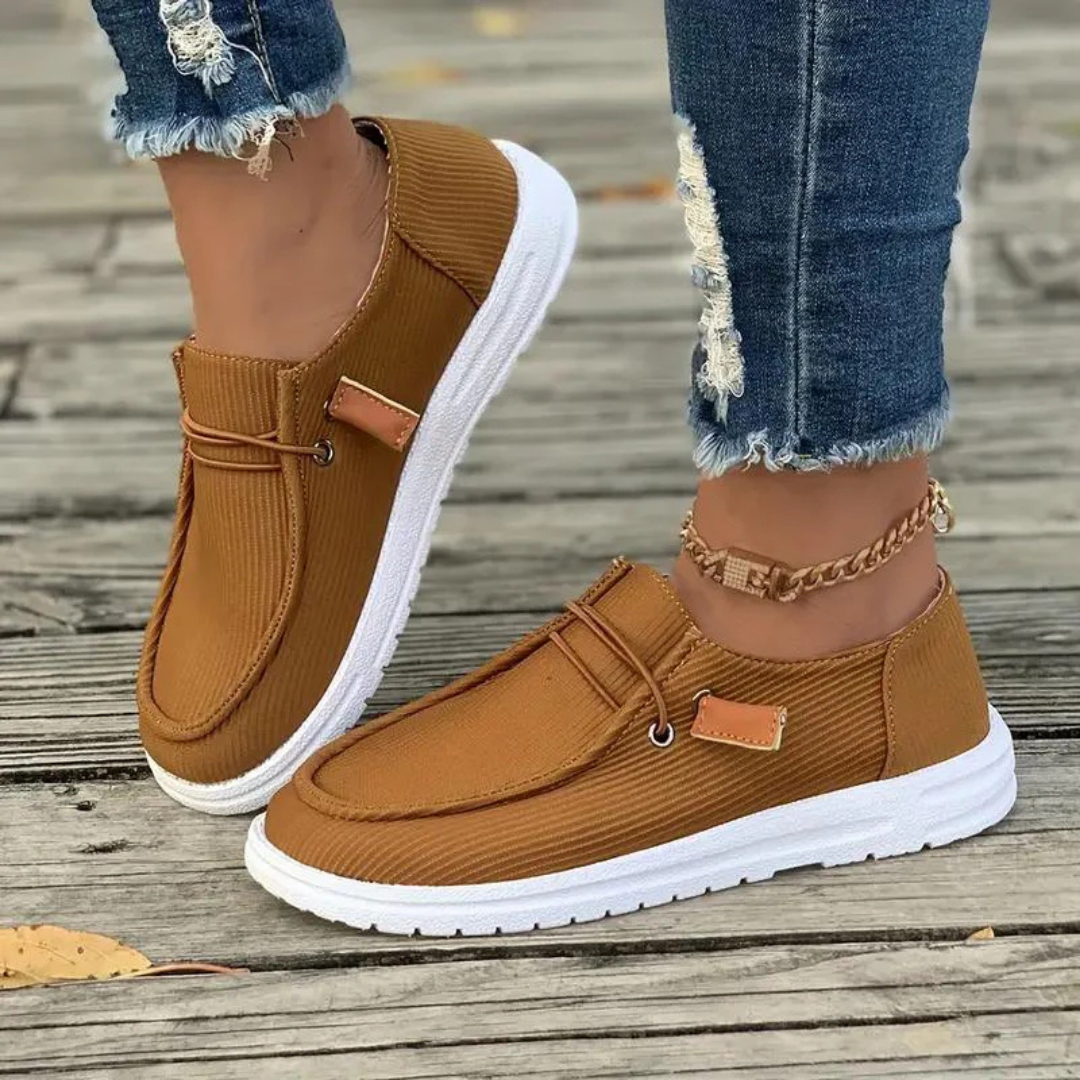 Damenschuhe mit runder Mokassin-Form und Schnürung vorn