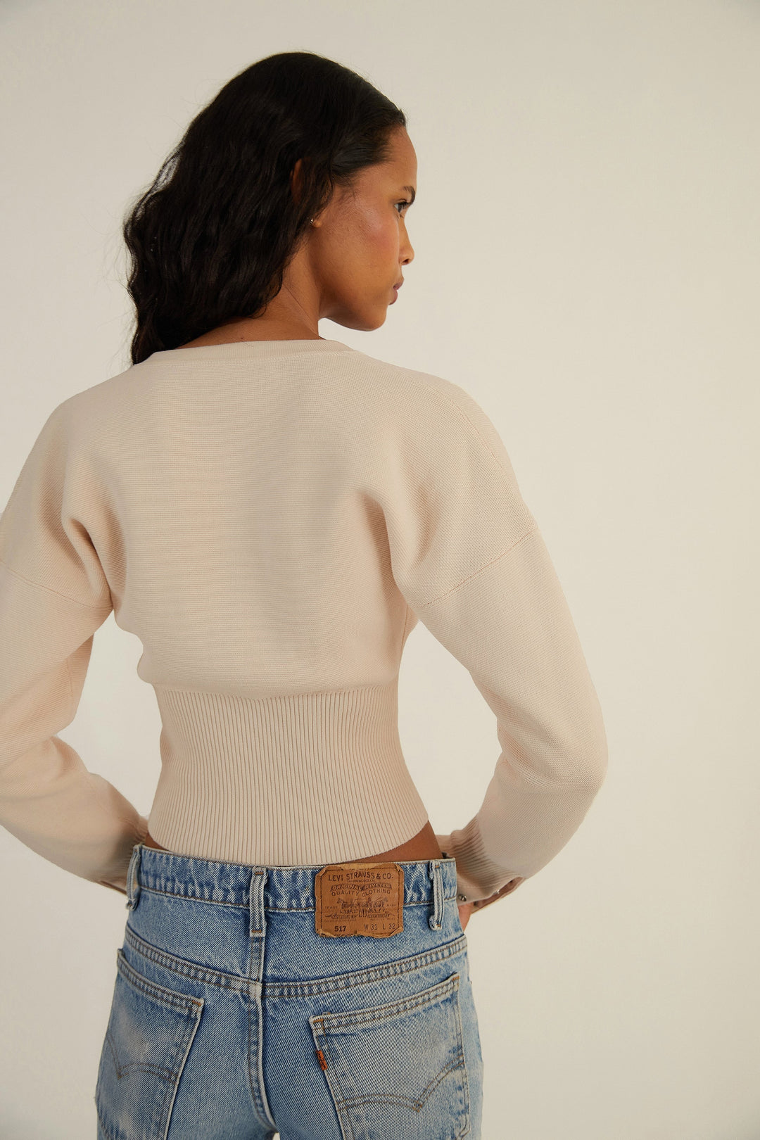 Damenstrickjacke mit Rundhalsausschnitt und Knopfleiste