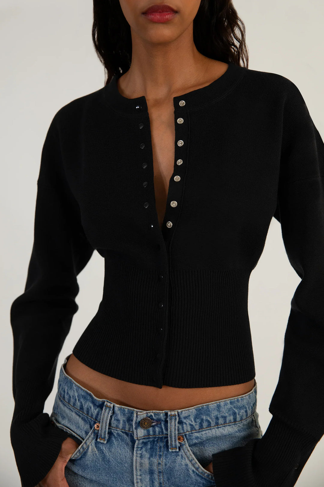 Damenstrickjacke mit Rundhalsausschnitt und Knopfleiste