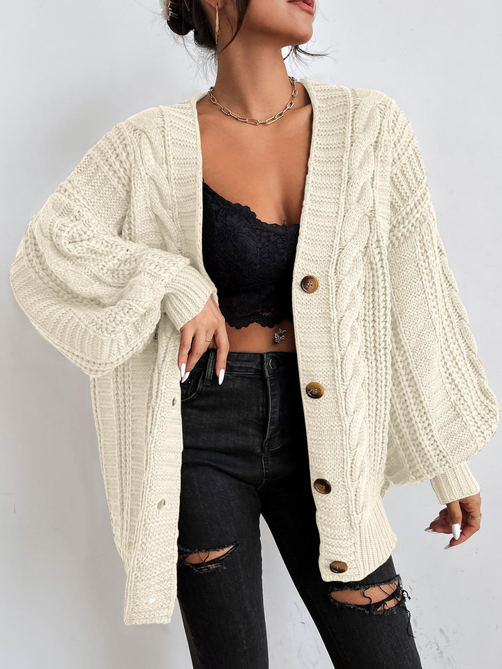 Damenstrickjacke mit V-Ausschnitt und Knopfleiste