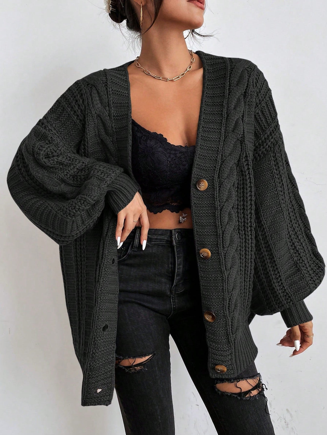 Damenstrickjacke mit V-Ausschnitt und Knopfleiste