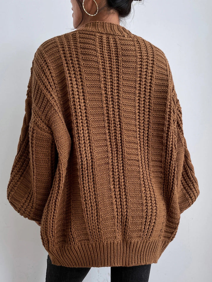 Damenstrickjacke mit V-Ausschnitt und Knopfleiste