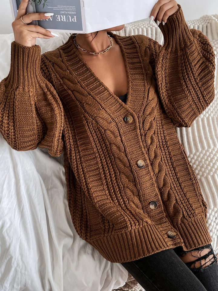 Damenstrickjacke mit V-Ausschnitt und Knopfleiste
