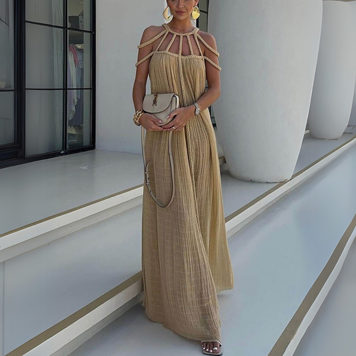 Danika leichtes, geplisster Maxi-Kleid in Khaki-Farbe mit elegantem gerafftem Stoffdesign, perfekt für einen stilvollen und eleganten Sommerlook.