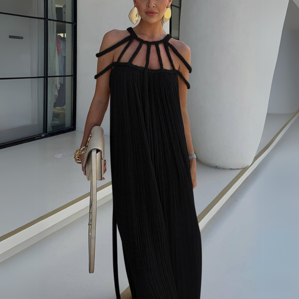 Danika leichtes, geplisster Maxi-Kleid in Schwarz, zeigt ein schickes und elegantes Design mit einer fließenden Silhouette, perfekt für Abendveranstaltungen.