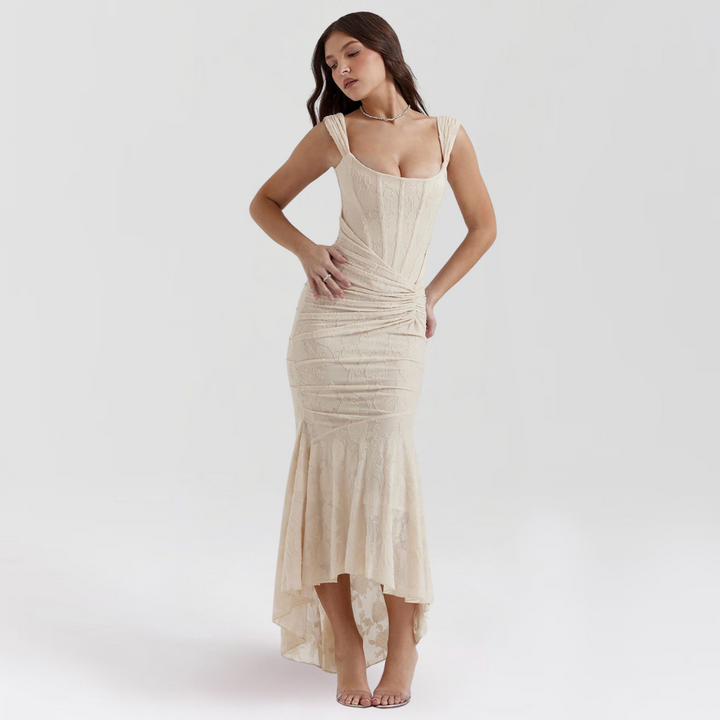 Beigefarbenes Denisa Kleid für Damen mit romantischem Schnitt und natürlichem weich fallendem Stoff